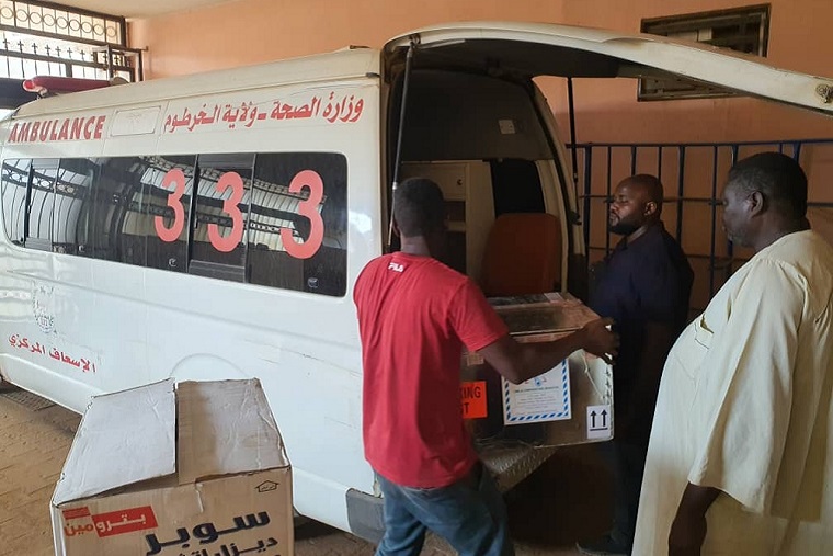 医療物資を車両に積み込む（ハルツーム）　© MSF