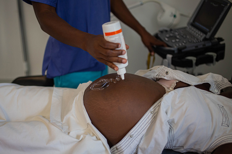 再建された診療所にて診療を受ける妊婦　© MSF/Alexandre Marcou 