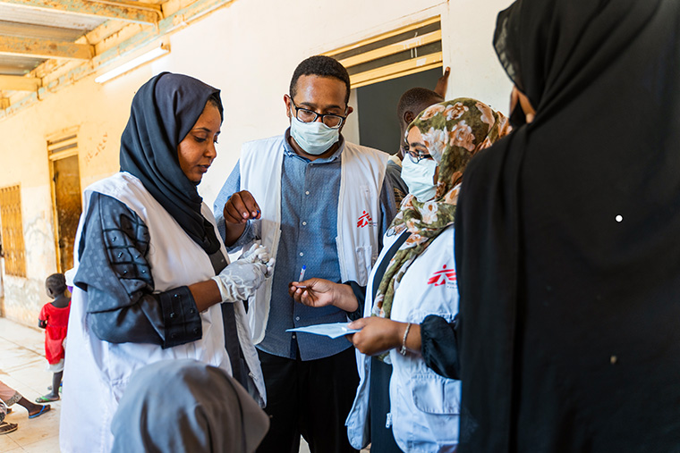 スーダン保健省と連携し活動を行うMSFのスタッフ　Ⓒ Ala Kheir/MSF