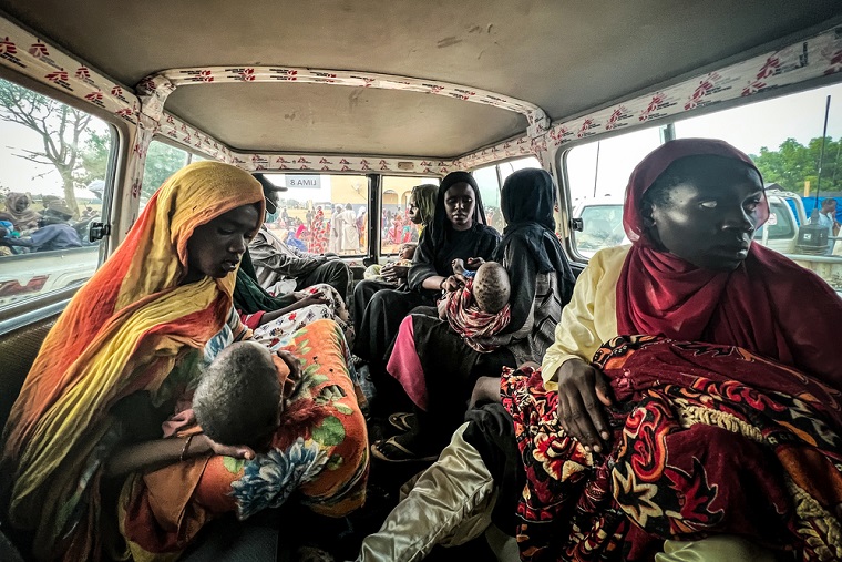 子どもを抱えて病院に向かう、スーダンからの難民たち © MSF/Mohammad Ghannam