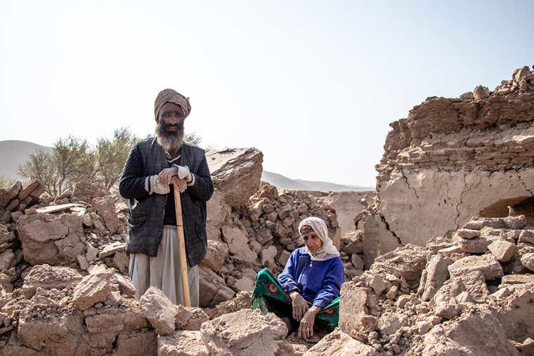 自宅だった場所のがれきを掘り起こす、アブドゥル・サラームさんと彼の母親＝2023年10月12日　Ⓒ Paul Odongo/MSF