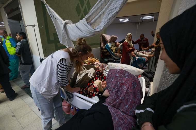 多くの負傷者が運ばれてくるアル・アクサ病院＝2023年11月29日　© MSF