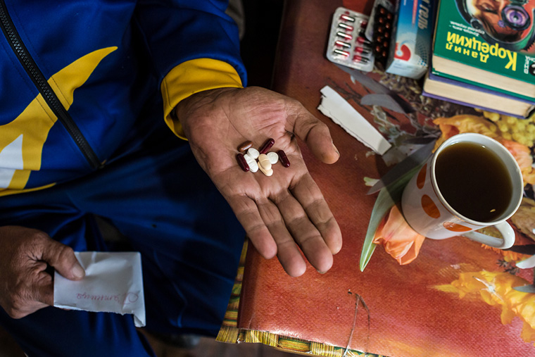 自宅で薬剤耐性結核の治療のための経口薬を手にする男性＝2021年6月　Ⓒ Oksana Parafeniuk/MSF 