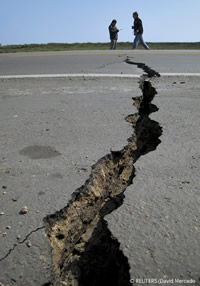 地震で亀裂が入ったパンアメリカンハイウェイ