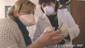 在宅ケアで薬剤耐性結核の治療の準備をするMSFとアルメニア保健省の看護