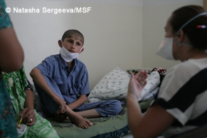 多剤耐性結核(MDR-TB)でMSFの治療を受けている少年