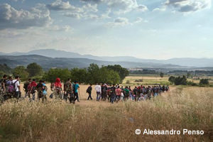 国境地帯へ向かって歩く150人のシリア人グループ