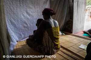 ワンルームの自宅で子どもと一緒に……彼女もまた国外からきた性産業従事者だ