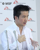 記者会見でイエメンの状況を説明する村田慎二郎