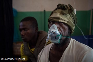 武装兵に襲われ、パウア病院で傷の手当てを受ける男性