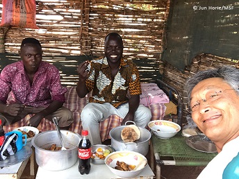 南スーダンで出会ったスタッフ宅で、昼食をご馳走になった