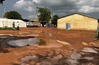 アウェイル病院の構内。雨期は水溜りを避けて進む　© MSF