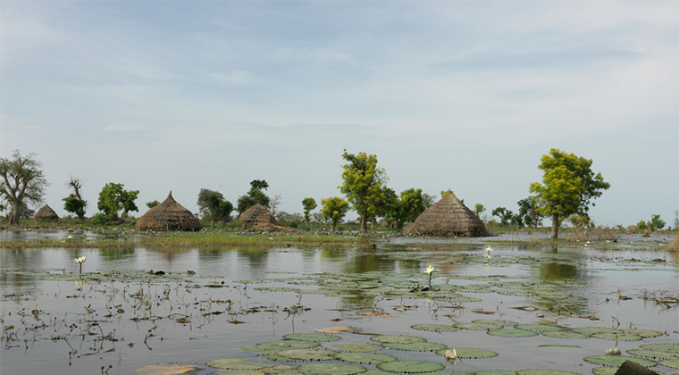 南スーダン北部、昨年から続く大規模の洪水によって水没した家屋＝2022年5月　© Peter Caton 