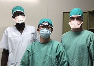 仲間とともに手術に挑む筆者（中央）© MSF