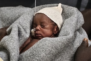 MSF病院で産まれた赤ちゃん © Peter Bauza