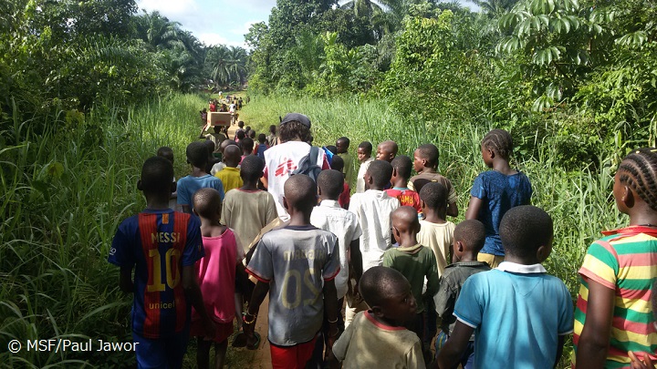 赤道州イボコでエボラ感染疑い患者のもとに向かうMSFのスタッフと村の子どもたち（2018年5月6日撮影）