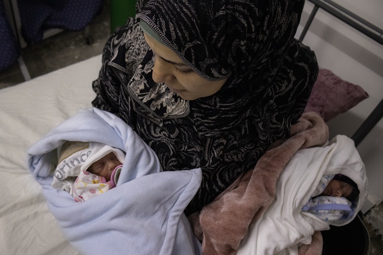 エミラティ産科病院で双子を出産した母親＝2024年3月23日　© Annie Thibault/MSF