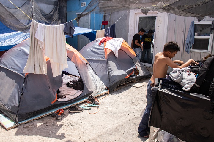 MPPの施行によってメキシコ側に追いやられ劣悪な環境で暮らす人びと © MSF