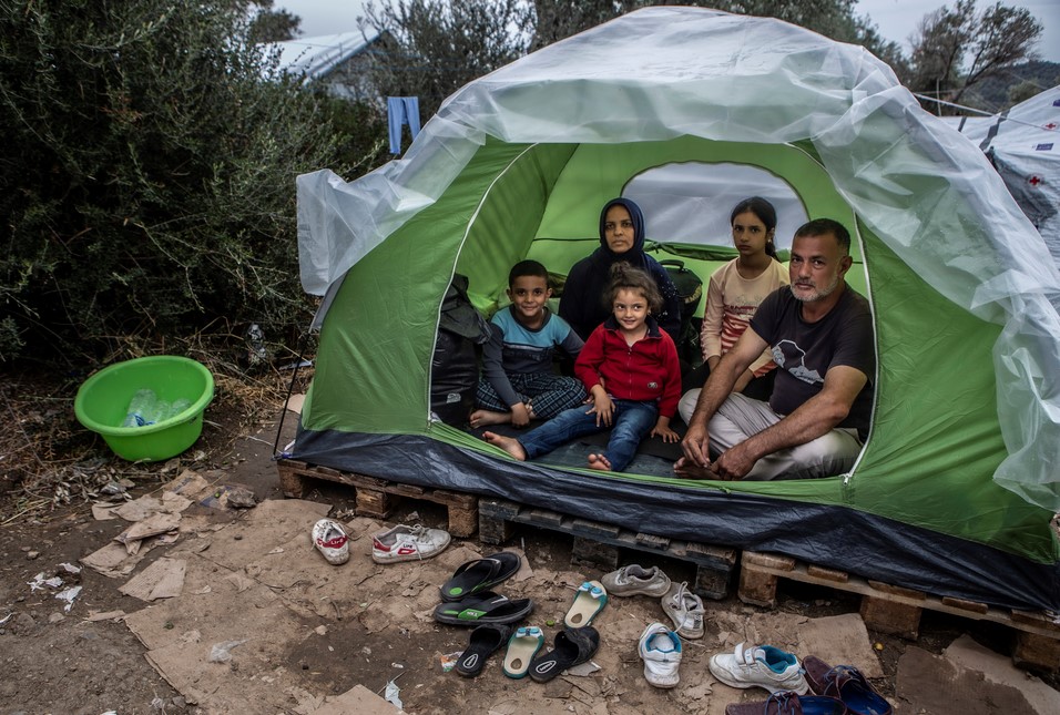 モリアの難民キャンプで5人家族がひとつのテントで暮らす＝2019年撮影　🄫 Anna Pantelia/MSF