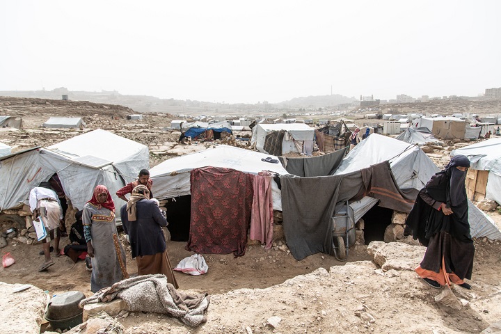 イエメン北部アムラン州ハミール郊外の国内避難民キャンプには数百の家族が紛争が始まった2015年から身を寄せる。密集した不衛生なキャンプでは新型コロナウイルスの感染拡大が懸念される＝2019年4月撮影 © Agnes Varraine-Leca