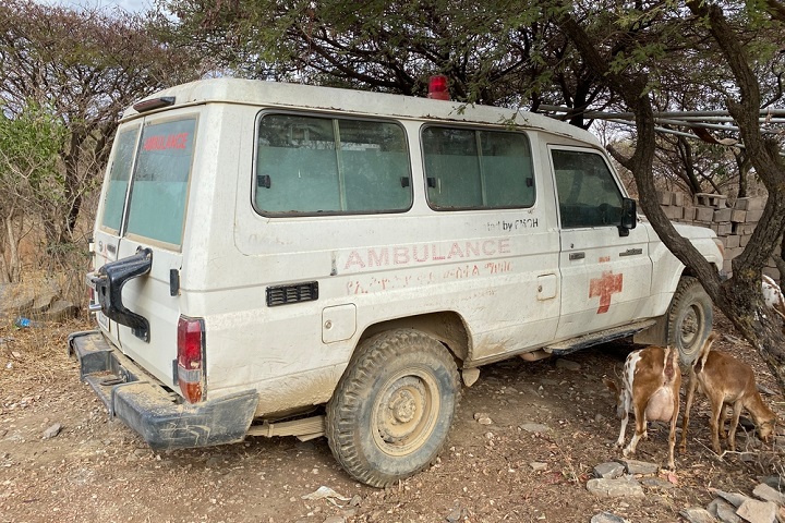 武装集団から略奪を防ぐため、町の周辺に隠されている救急車　©MSF