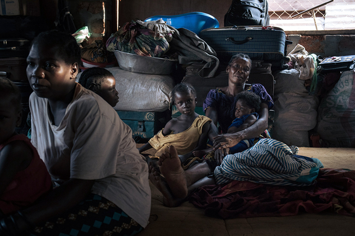 今年1月、武装集団にバンガスーの町が襲撃され、何百人もの住民と共に病院へ避難した家族　© Alexis Huguet 