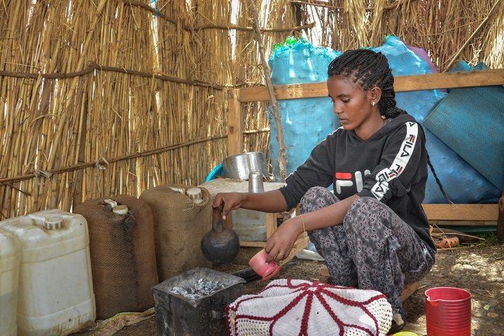 アル・タニデバ難民キャンプに暮らす女性。同キャンプでは汚染された食品や水を介して感染するウイルスであるE型肝炎が発生している　© MSF/Dalila Mahdawi
