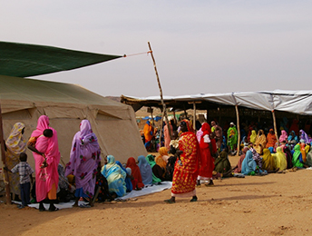 ダルフールの避難民キャンプにテント式の診療所を設置した　<br> © Hayato Oguchi