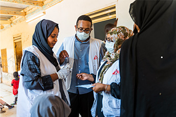 保健省と連携し活動を行うMSFスタッフ　Ⓒ Ala Kheir/MSF　 