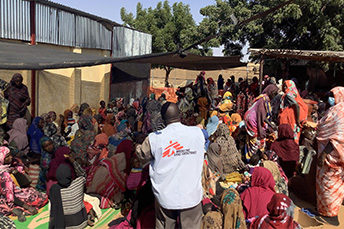 ザムザム・キャンプのMSF診療所に集まる女性と子どもたち　Ⓒ Mohamed Zakaria 