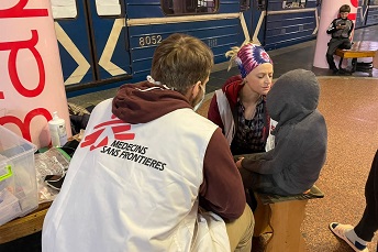 ハルキウでは戦闘から逃れる多くの人びとが地下鉄の駅構内に<br> 避難。MSFは移動診療を行った=2022年4月　<br> © Morten Rostrup/MSF