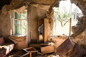 2015年初頭の攻撃で被害を受けたウクライナ東部の民家<br> © Robin Hammond/Noor<br> 