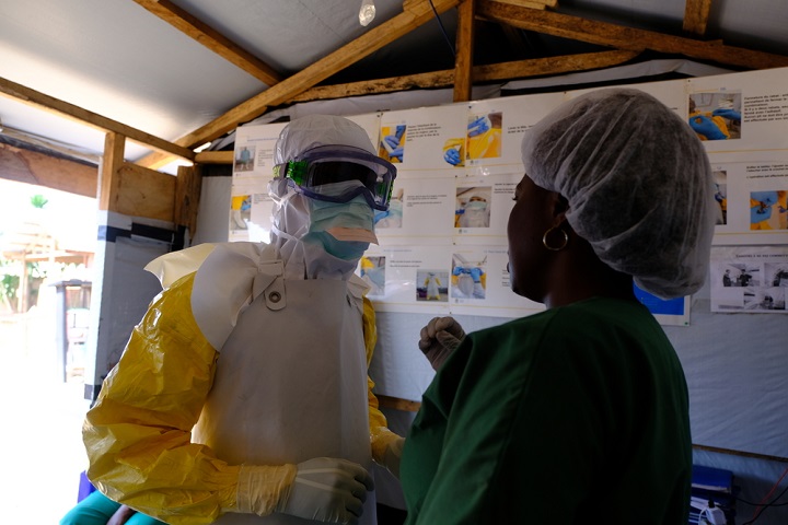 北キブ州ベニのエボラ治療センターにて、高リスクゾーンに入る準備をするMSFスタッフ 　© Samuel Sieber/MSF