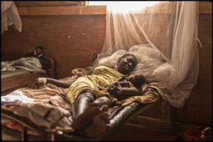 MSFの病院に入院する母子　© Matthias Steinbach