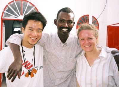 初回派遣のスーダンにて仲間と撮影　🄫 MSF