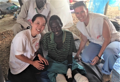 南スーダン：野外で診療した患者さんと同僚と＝2014年撮影　🄫 MSF
