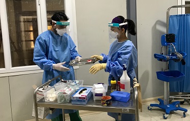 現地スタッフと治療の準備をする大竹看護師 🄫 MSF