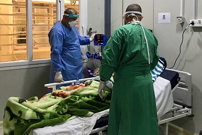 集中治療室（ICU）で新型コロナウイルス感染患者を<br> 治療するMSFスタッフ　🄫 MSF