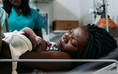 ハイチで生まれた赤ちゃんと母親　🄫 MSF/Johan Lolos