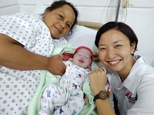 出産を終えたお母さんと取り上げた赤ちゃん 🄫 MSF