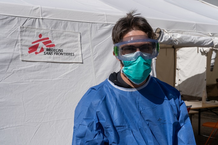新型コロナウイルス感染症に対する医療援助にあたるMSFスタッフ　© Joffrey Monnier / MSF