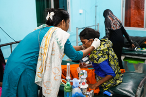 MSFの入院病棟で治療を受ける女性　© Dalila Mahdawi/MSF