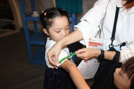 栄養状態を確かめる「命のうでわ」を体験　© MSF