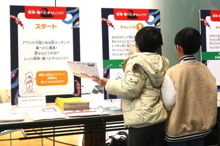 宮崎県延岡市のイベントにて、「熱帯・毒ヘビチャレンジ！」に挑戦　© MSF