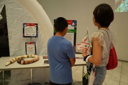 家族で挑戦する様子　© MSF