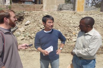 施設の建築について話し合うロジスティシャン © MSF