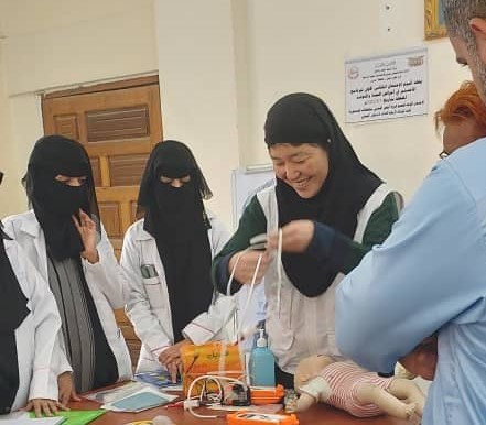 小児の蘇生トレーニングを行う小児科医の村井 © MSF
