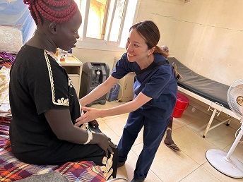 帝王切開後の患者さんを診察する産婦人科医の森田 © MSF