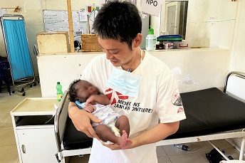 南スーダンで活動した産婦人科医の山下　© MSF