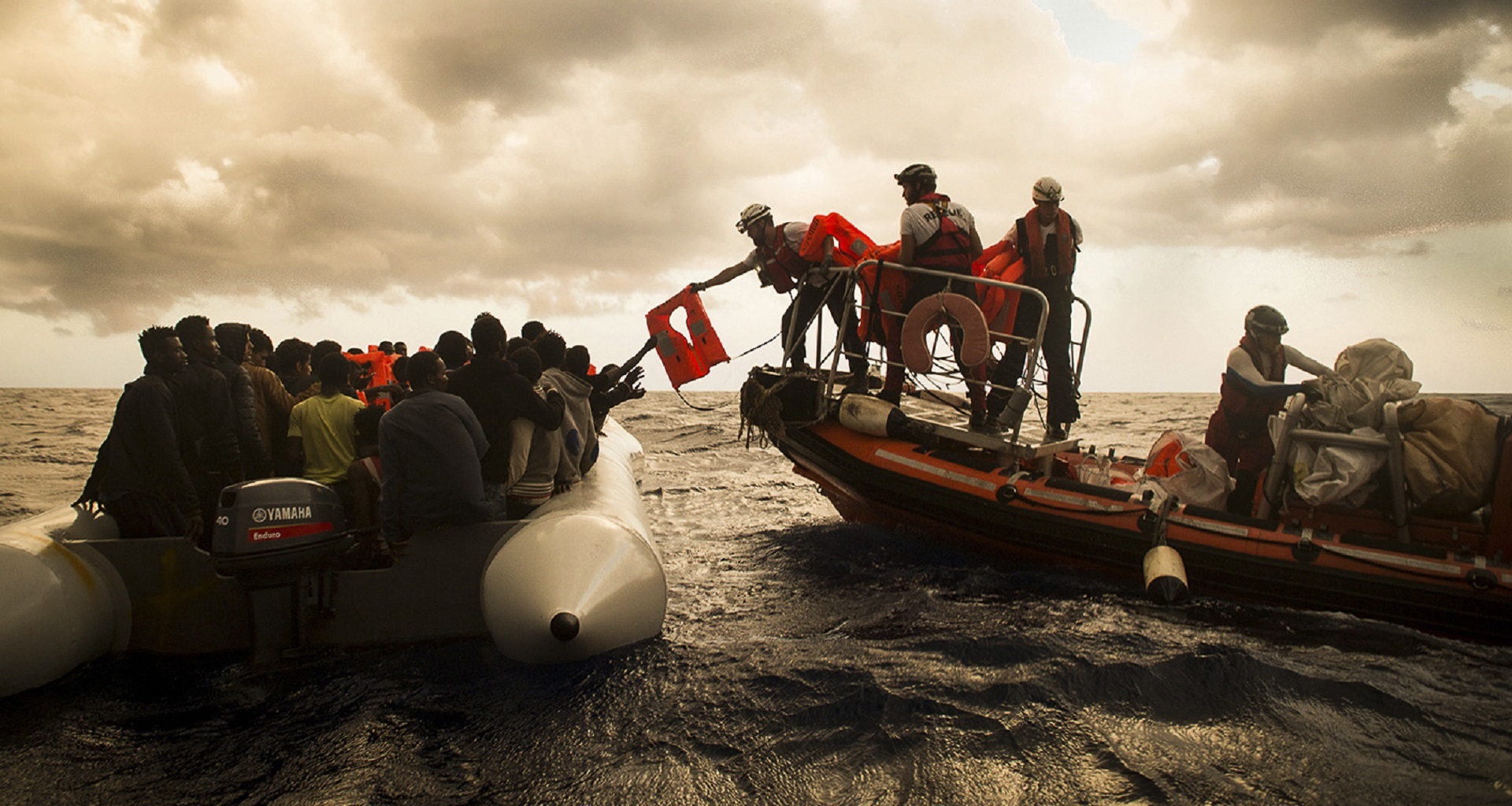 地中海での救助活動　© Maud Veith/SOS Méditerranée
